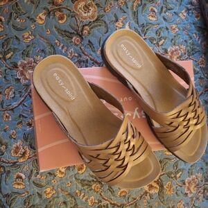 Easy Spirit Sandals. Tan, 7.5 W